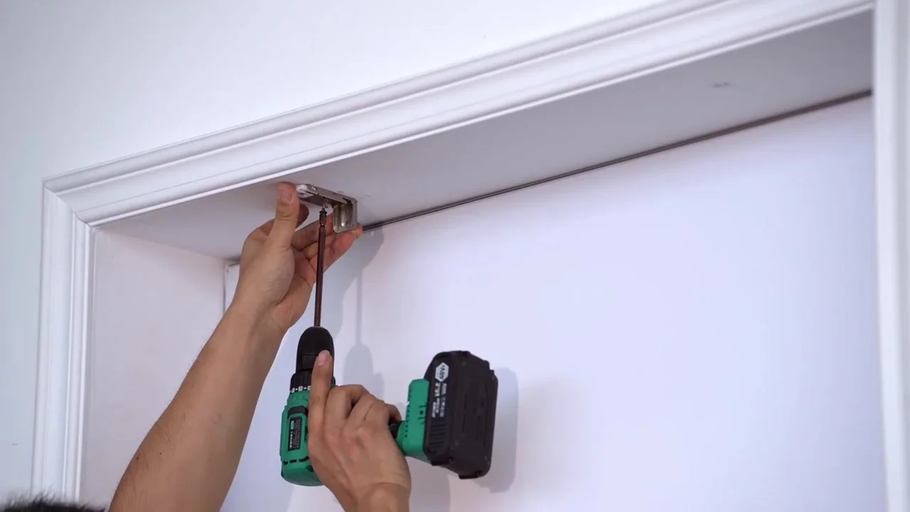 K600 video still showing a mounting bracket being fitted to a window